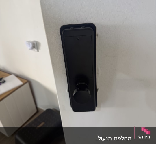 מנעול דלת חכם מותקן על דלת לבנה